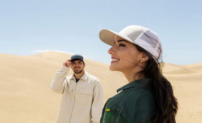 medium shot smiley couple wearing trucker hats 23 2149410226