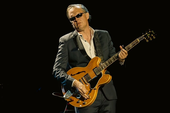 Joe Bonamassa Backup Singers 1