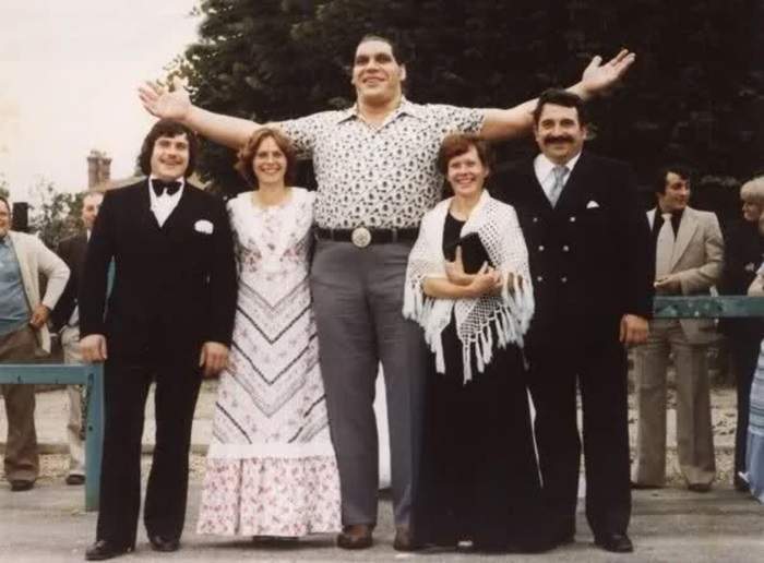 a really cool photo of andre the giants family at his v0 35qvehqa5ogd1