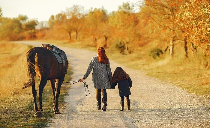 mother daughter field playing with horse 1157 28343