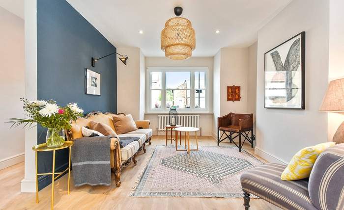 How to Choose the Perfect Wall Sconce for Your Living Room